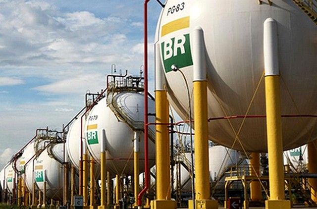 Petrobras reduz preço da gasolina em 4,66% para distribuidoras, a partir desta sexta