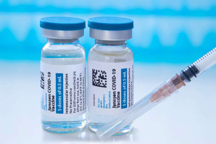 Brasil recebe primeiro lote com 1,5 milhão de doses da vacina da Janssen