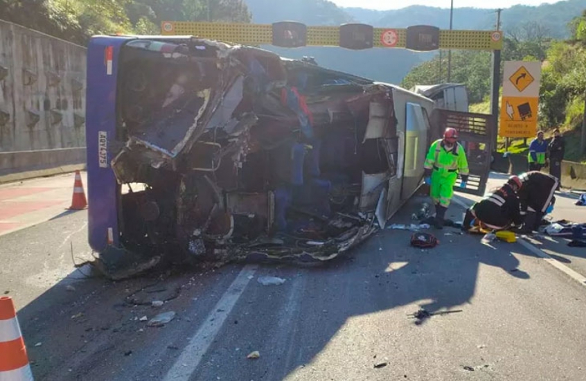 Ônibus de time Umuarama futsal tomba em rodovia e duas pessoas morrem