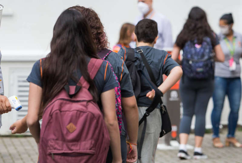 Governo de SP tira limite de alunos nas escolas e libera retorno presencial de faculdades