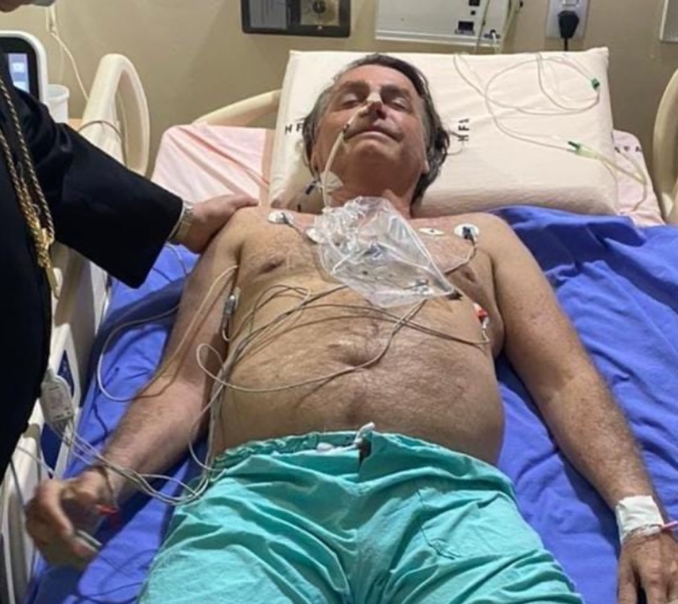 Bolsonaro tem obstrução intestinal e será transferido para São Paulo; médicos avaliam cirurgia de emergência