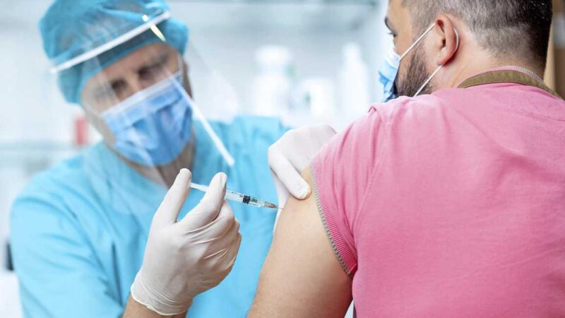 Com apenas Guanandizão funcionando, 904 pessoas se vacinaram contra a covid-19 neste domingo