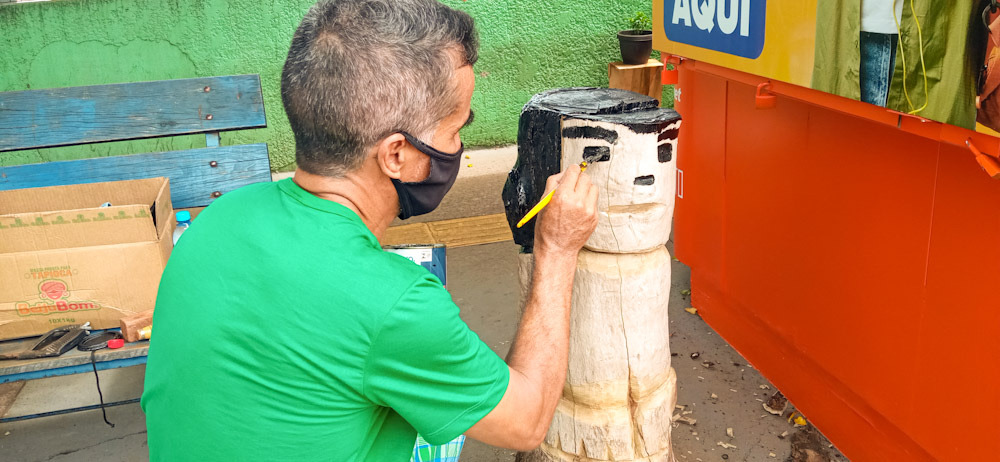 Tronco de árvore no Centro de Campo Grande dá vida a Bugrinho pelas mãos do artista Mariano Neto