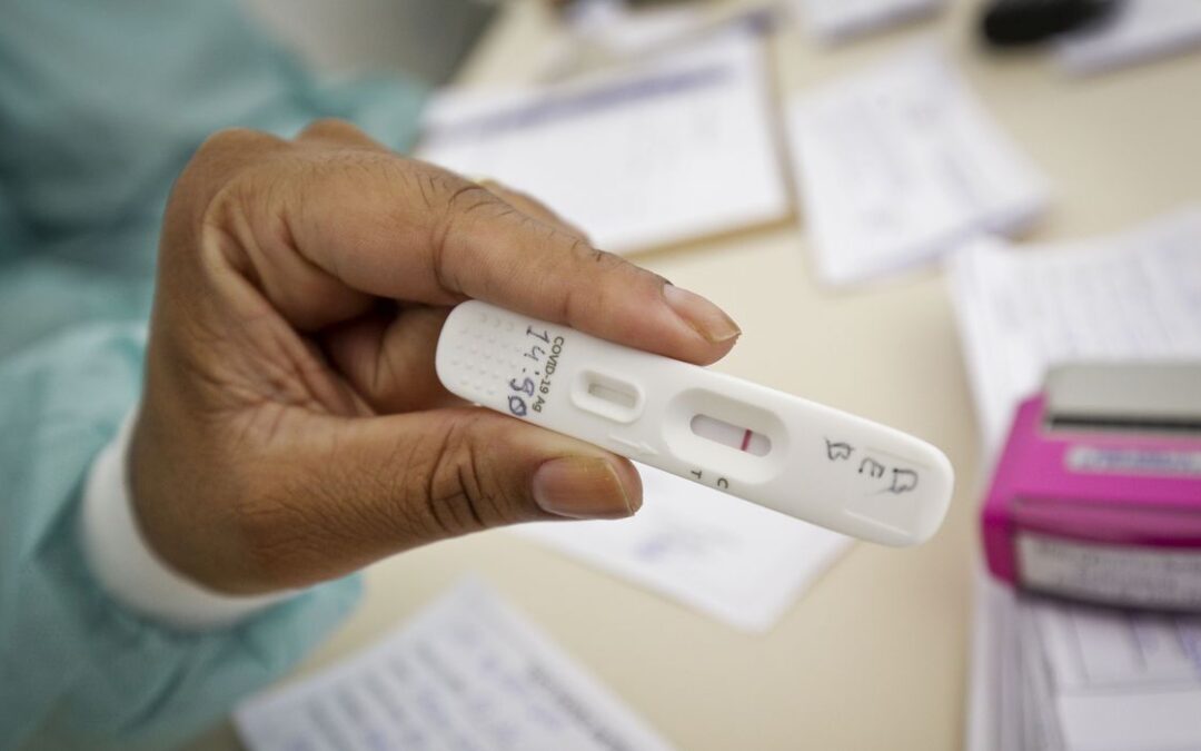 Casos de covid-19 chegam a 27,4 milhões no Brasil