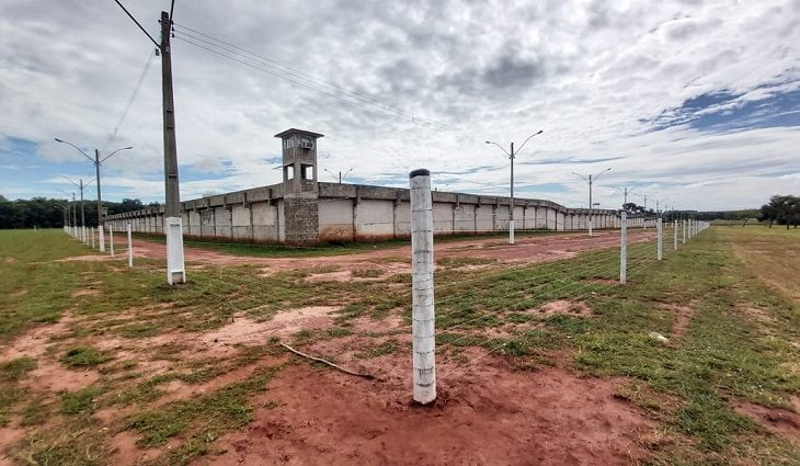 Para inibir arremessos de ilícitos, cerca perimetral é instalada na Penitenciária de Três Lagoas