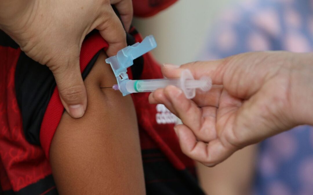 Sábado tem plantão de vacinação contra COVID-19 e Influenza
