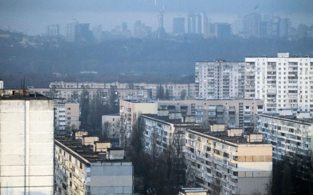 Kiev anuncia toque de recolher de 35 horas após aumento de bombardeios