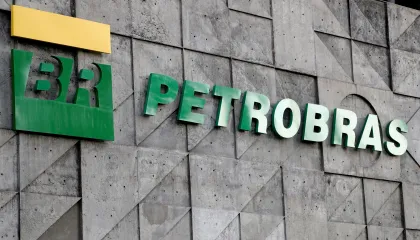 Ações da Petrobras caem mais de 4% após governo anunciar troca na presidência