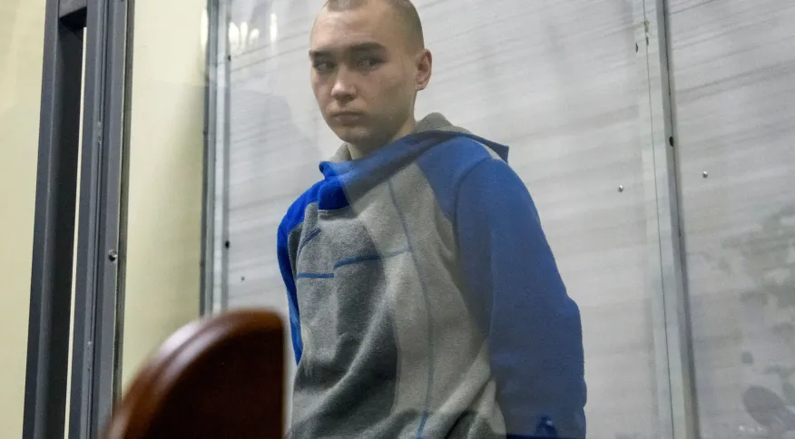 Ucrânia condena soldado russo à prisão perpétua em 1º julgamento por crimes de guerra