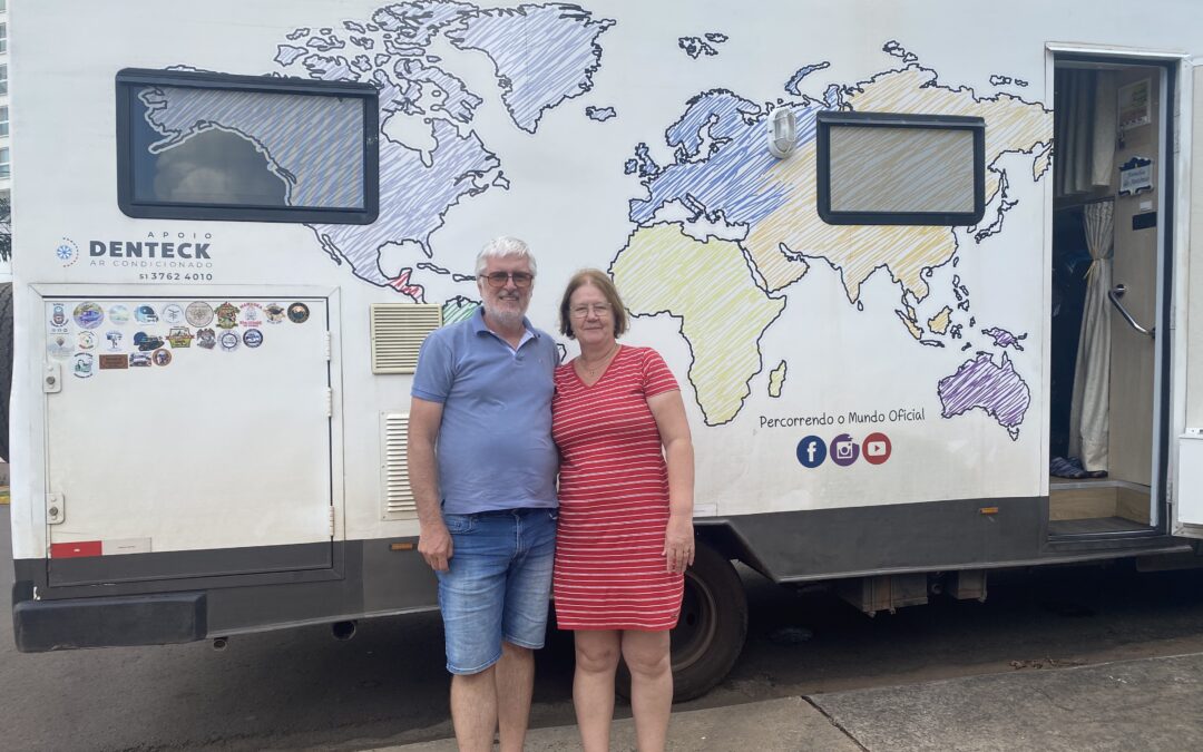 Para realizar sonho casal abandona tudo e viaja pelo mundo em motorhome