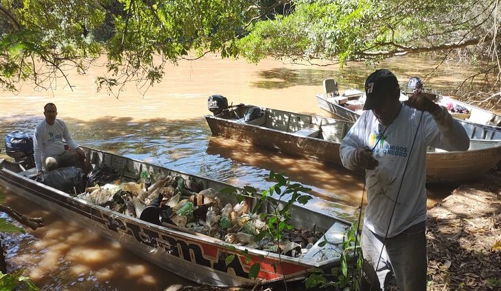 Mutirão retira 1500 kg de lixo do rio Negro em comemoração à semana do Meio Ambiente