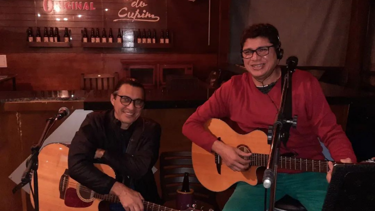 Com homenagem a Delinha, quarta cultural recebe os cantores João Paulo e Nando