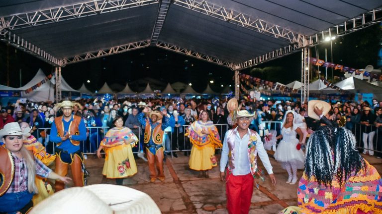 Noite fria não intimida os campo-grandenses e arraial atrai inúmeras pessoas no primeiro dia; Confira a programação