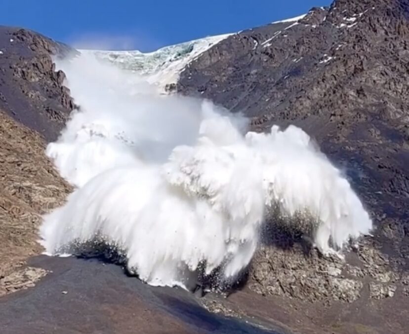 Vídeo mostra momento em que grupo é atingido por avalanche nas montanhas do Quirguistão