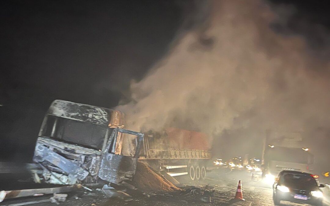 Mulher morre e caminhão fica destruído por fogo após colisão frontal na BR-163