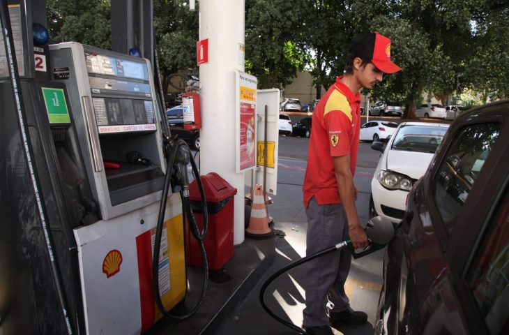 Efeito da queda do ICMS na gasolina e etanol deve chegar aos consumidores a partir desta semana