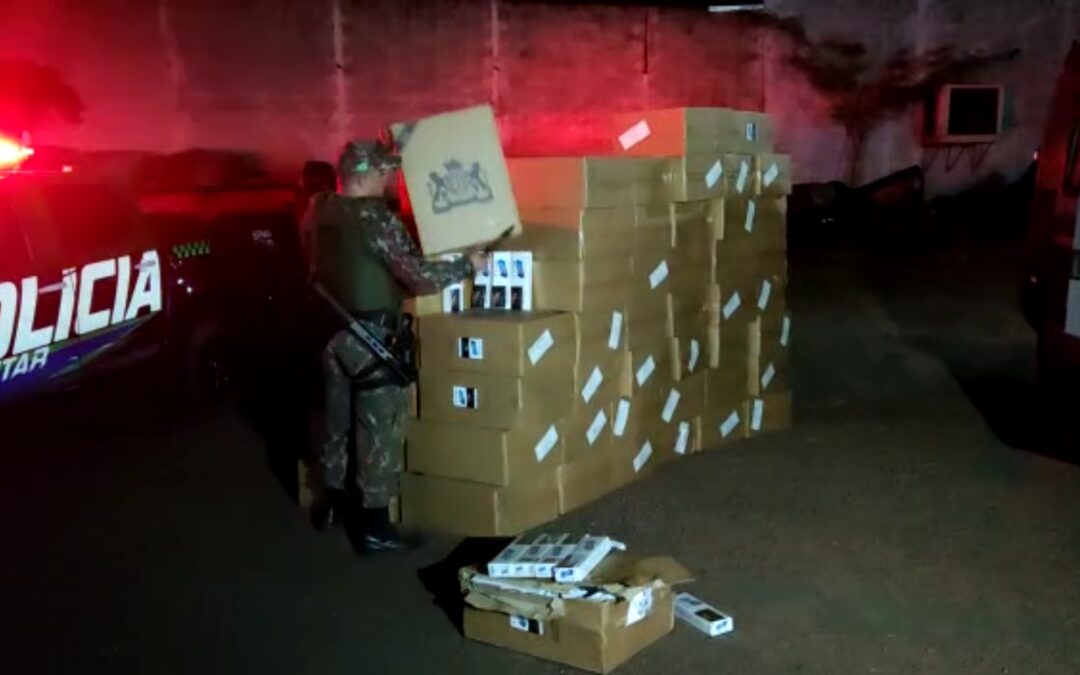 PMA de Mundo Novo apreende Micro-ônibus carregado com 7500 pacotes de cigarros contrabandeados