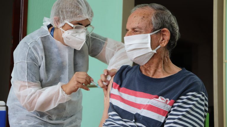 Vacina contra gripe e Covid-19 está disponível em diversas unidades de saúde