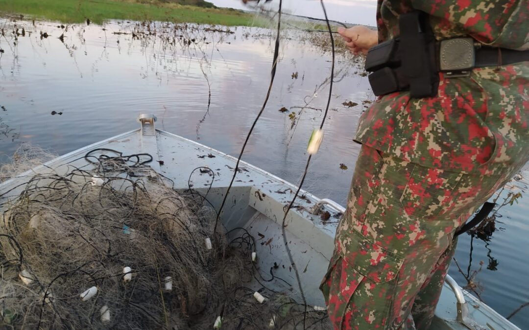 PMA autua campo-grandense por pesca ilegal no rio Miranda e apreende petrechos de pesca