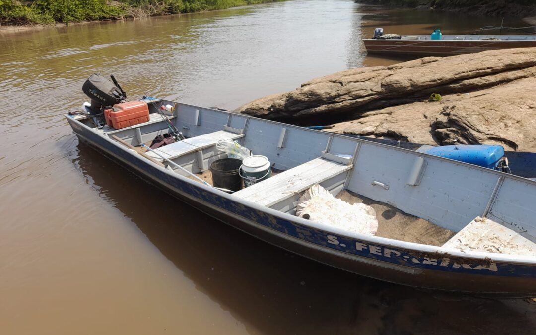 PMA do Distrito de Águas do Miranda autua pescadores paulistas em R$ 12,5 mil por uso de minhocoçus, apreende barco e petrechos de pesca