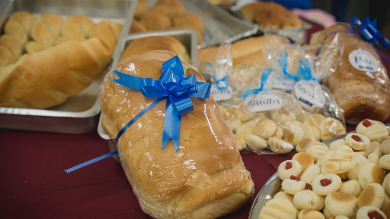 Programa de Capacitação e geração de renda leva curso de pães e salgados para moradores do Bandeira