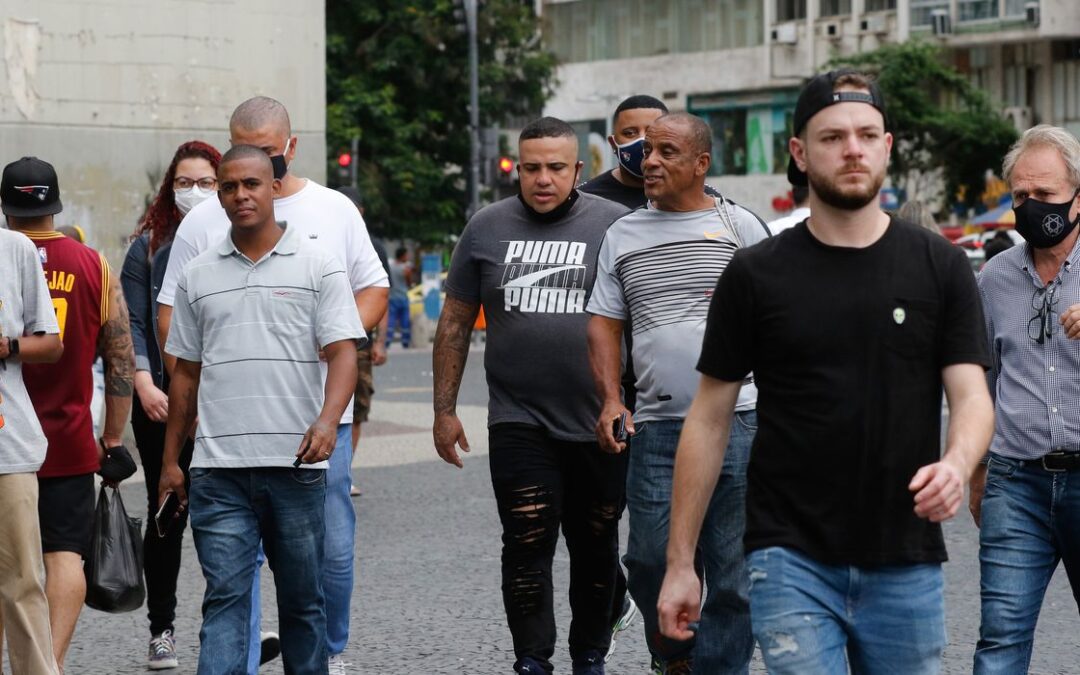 Cresce o número de brasileiros que não usam mais máscaras de proteção