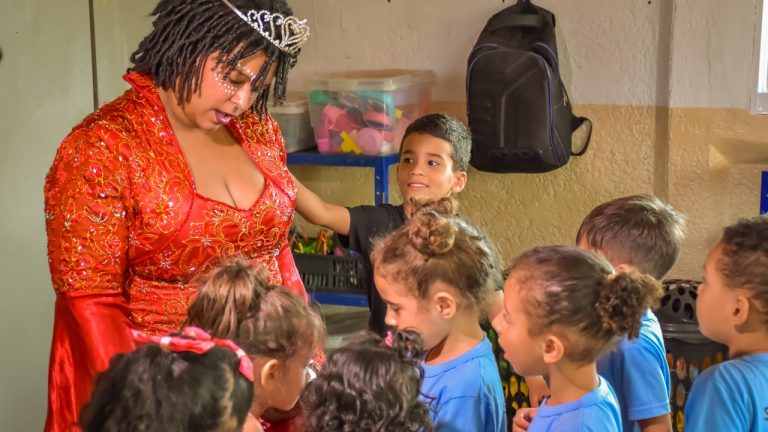 Professora da Reme cria personagem “Preta Princesa” para ensinar sobre história e cultura afro-brasleira