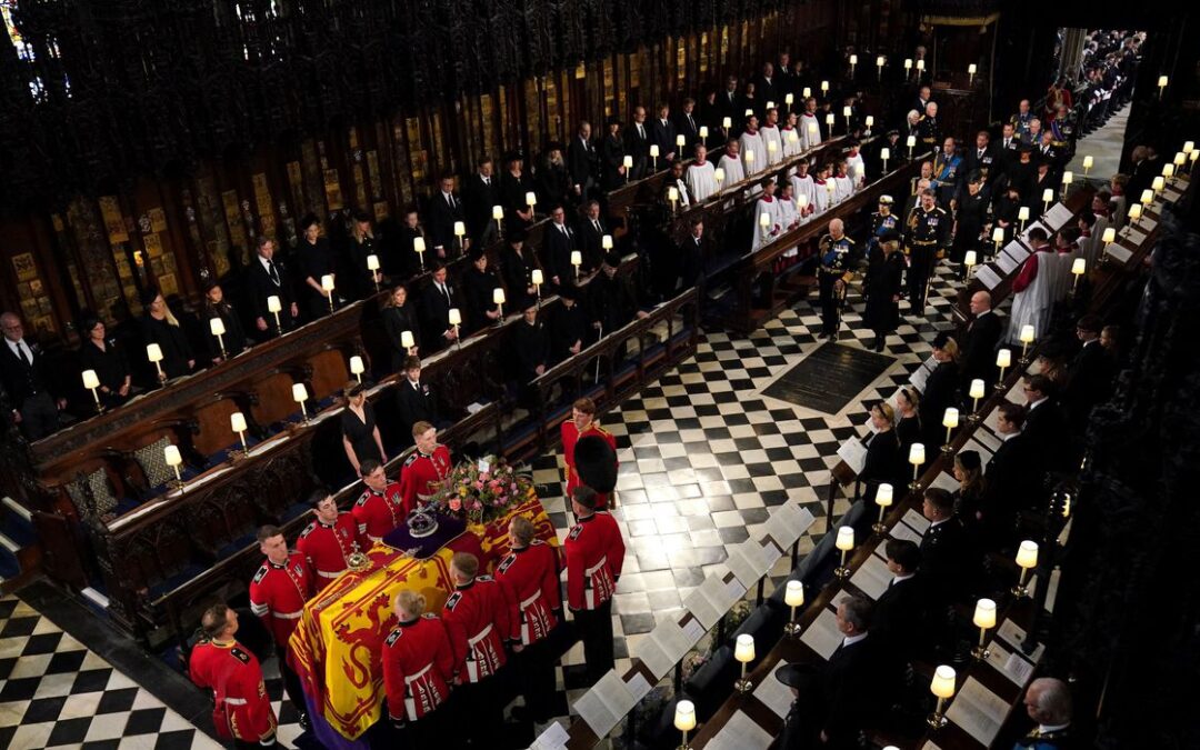 Família real dá último adeus à rainha Elizabeth II; veja como foi
