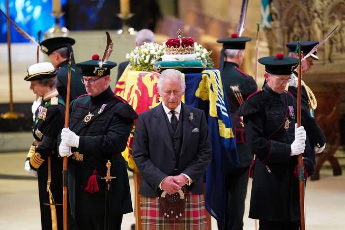 Caixão da rainha Elizabeth II será levado para Londres nesta terça-feira (13)