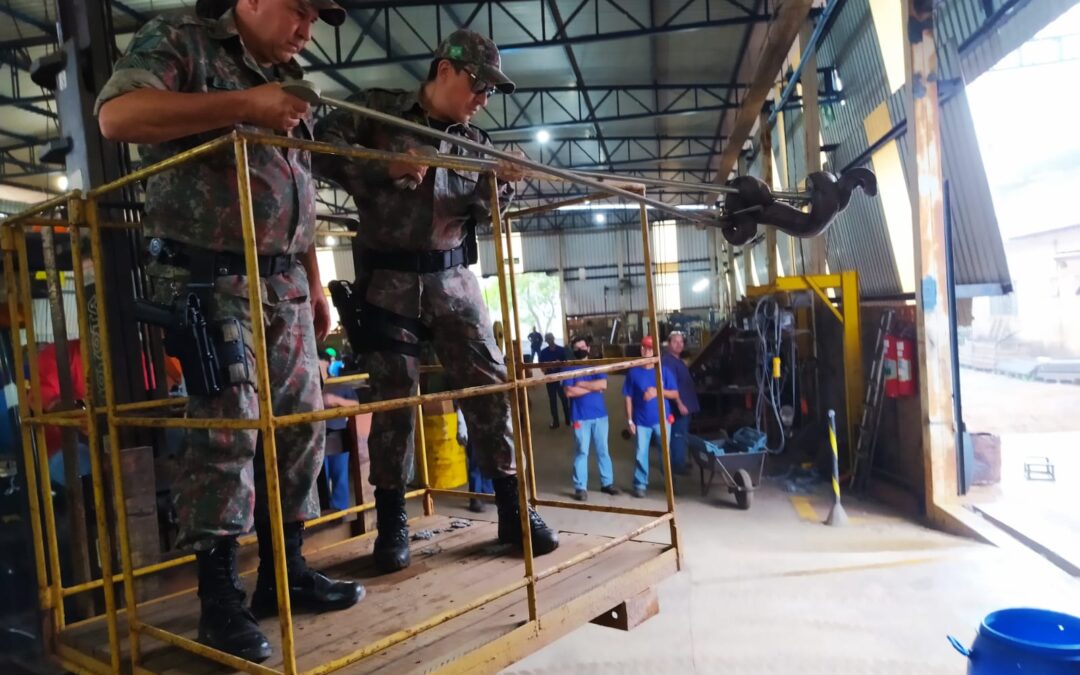 PMA de Aparecida do Taboado captura jiboia de mais de dois metros no teto de empresa de ferragens galvanizadas