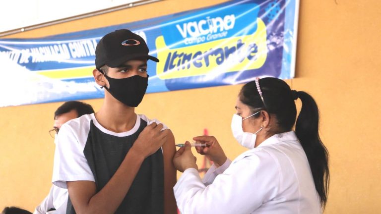 Final de semana tem plantão de vacinação para todos os públicos