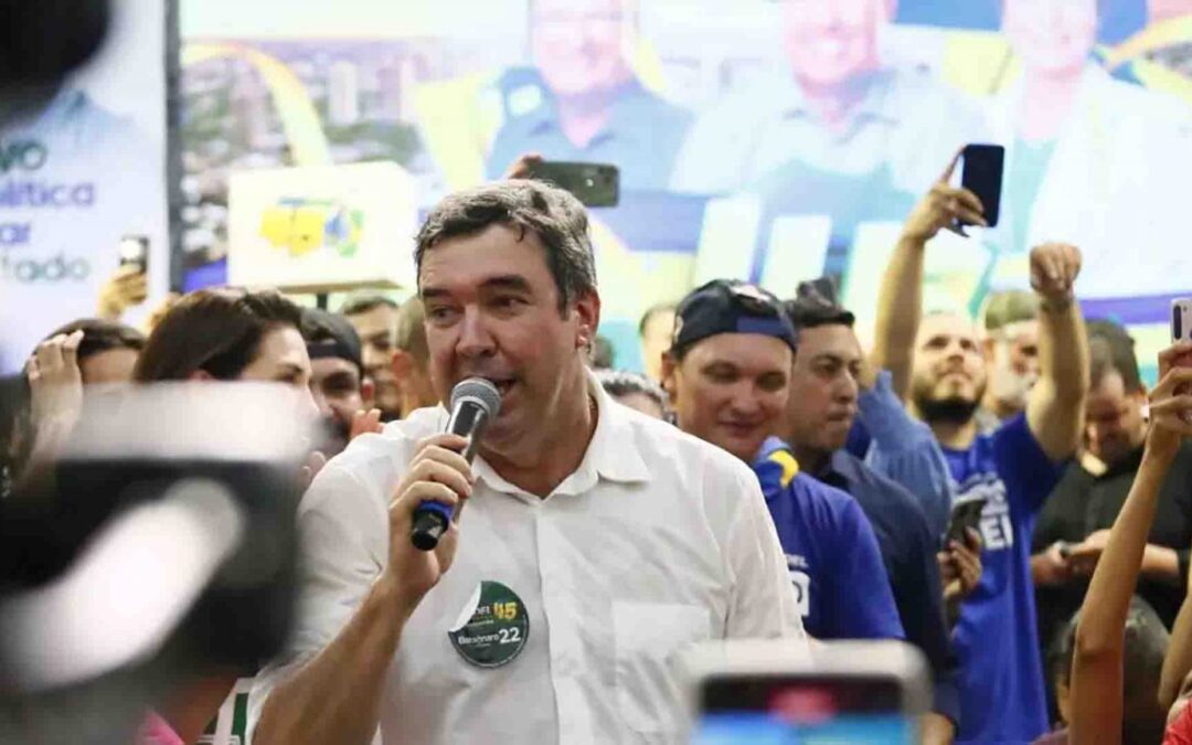 Eduardo Riedel toma posse como governador neste domingo