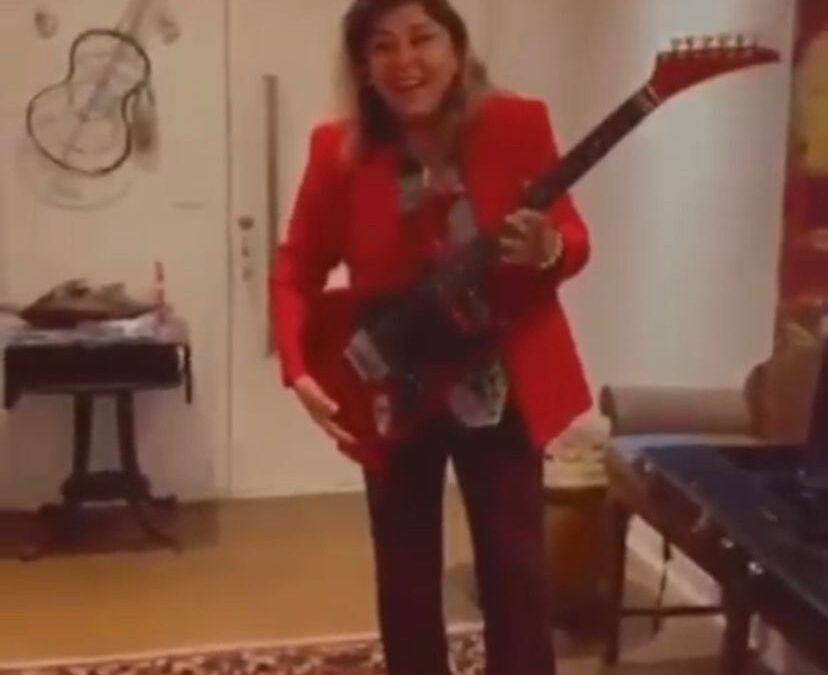 Vídeo: Policial encontra e devolve guitarra de Roberta Miranda “direto de Campo Grande”