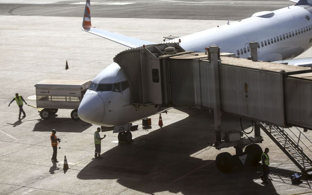 Pilotos e comissários de voo decretam greve para próxima segunda-feira