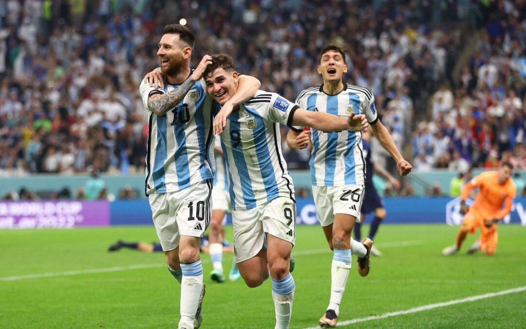 Com brilho de Messi e Álvarez, Argentina chega à final da Copa