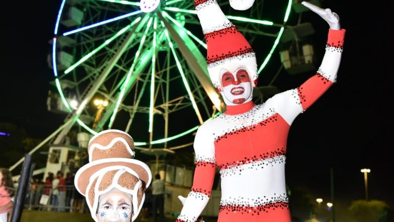 Sexta-feira é dia de apresentações musicais, cantadas e parada de natal