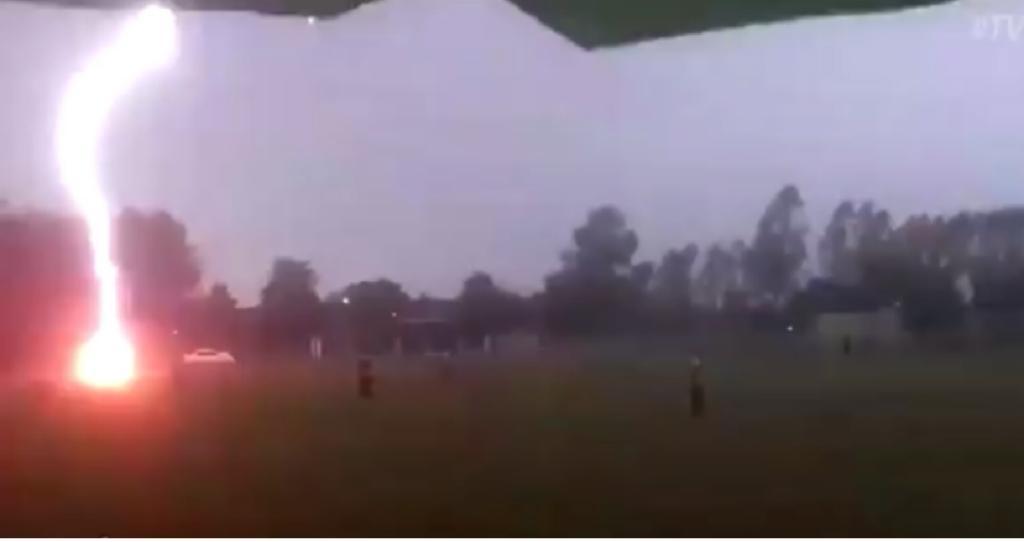Raio cai em campo durante jogo de futebol em cidade paraguaia