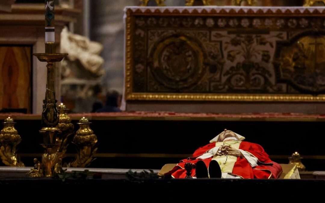 Fiéis prestam homenagem ao papa emérito Bento XVI em velório no Vaticano