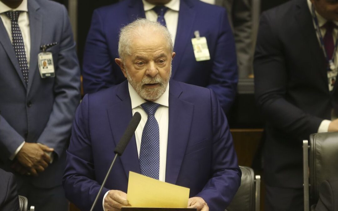Em seu primeiro dia como presidente, Lula assina 52 decretos e 4 MPs