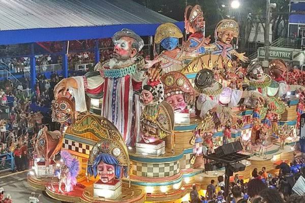 Campeã: Imperatriz Leopoldinense celebra fim de jejum de 22 anos
