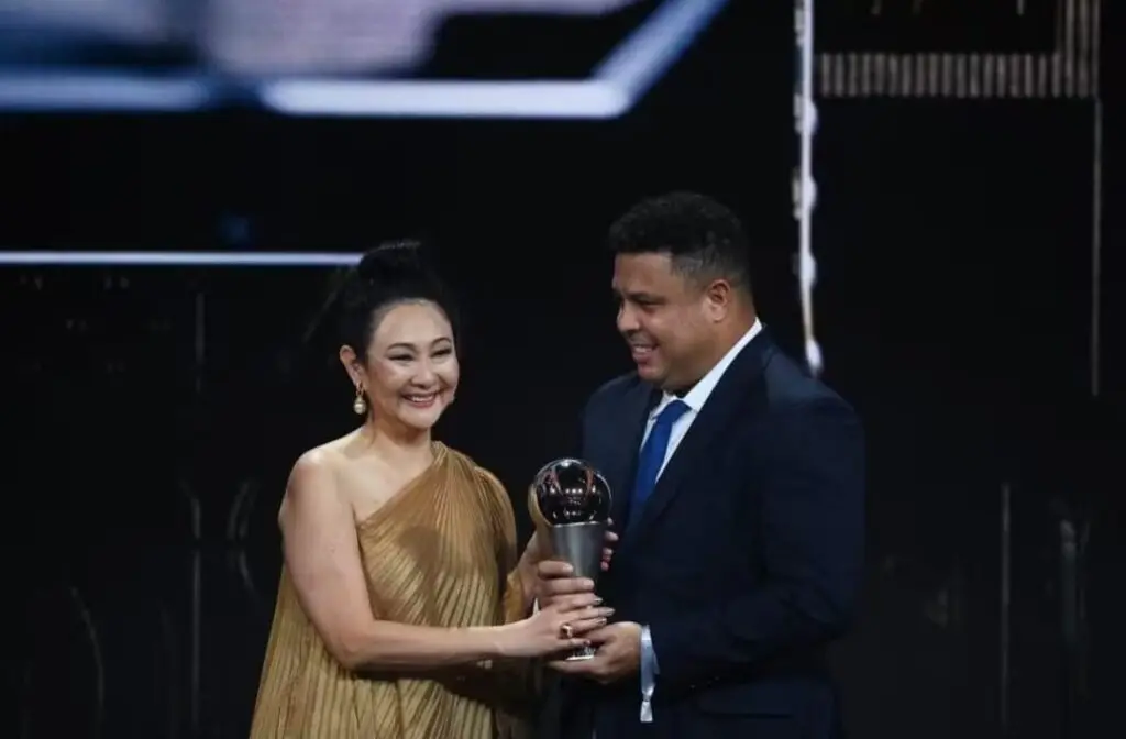 Viúva de Pelé recebe de Ronaldo trófeu da Fifa em homenagem ao Rei do Futebol