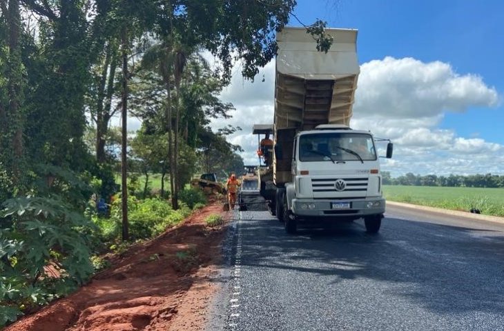 Obra em rodovia que liga Terenos à Ponte do Grego avança com aplicação de concreto asfáltico