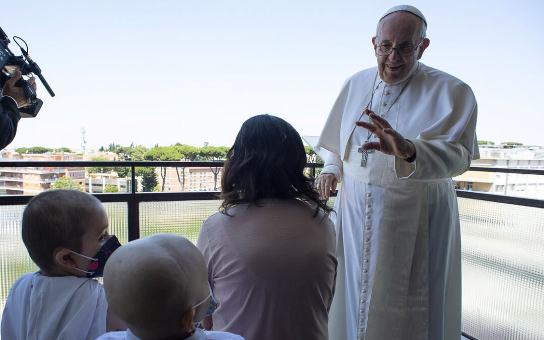 Papa está bem, mas ficará ainda uns dias no hospital, informa Vaticano