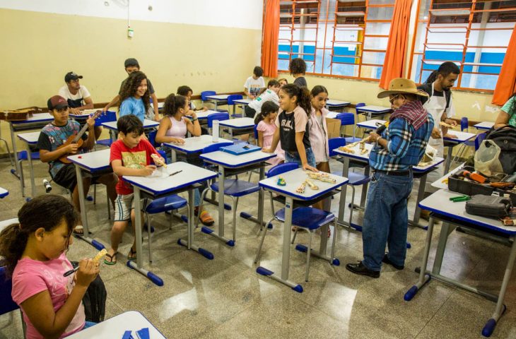 Alunos de escolas públicas de Campo Grande aprendem arte da confecção da viola de cocho pantaneira