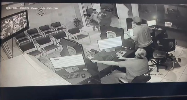 Vídeo: Criança engasgada é salva por policiais civis em Dourados