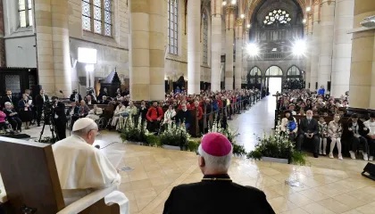 Vaticano está envolvido em missão de paz na Ucrânia, afirma papa Francisco