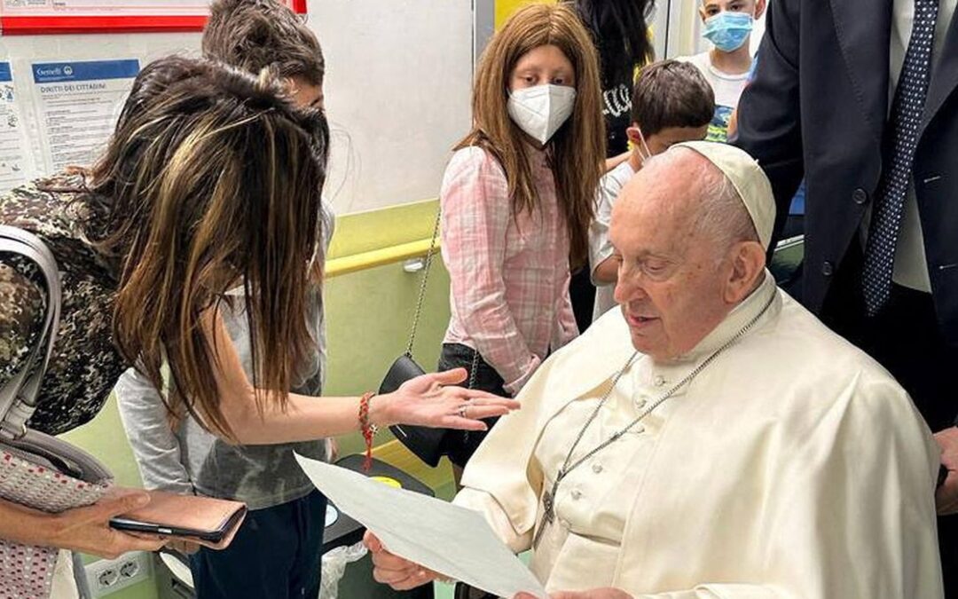 Papa deixa hospital “em melhor forma do que antes”, diz médico
