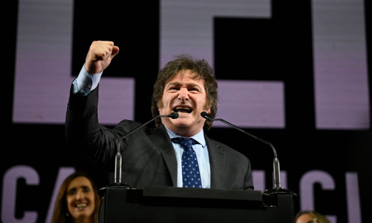 Milei, ultradireitista que defende dolarização na Argentina, é o grande vencedor nas eleições primárias