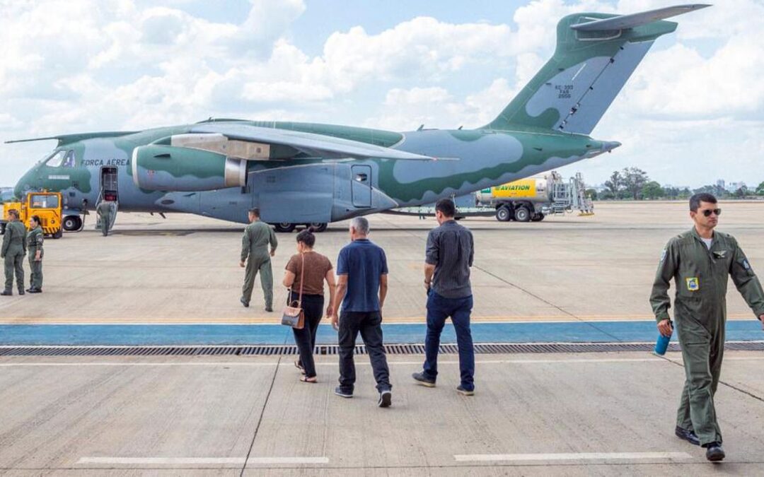 Terceiro avião trazendo brasileiros de Israel chega ao Brasil