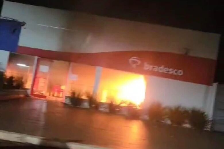 Terenos – Incêndio provoca danos em caixas eletrônicos de agência